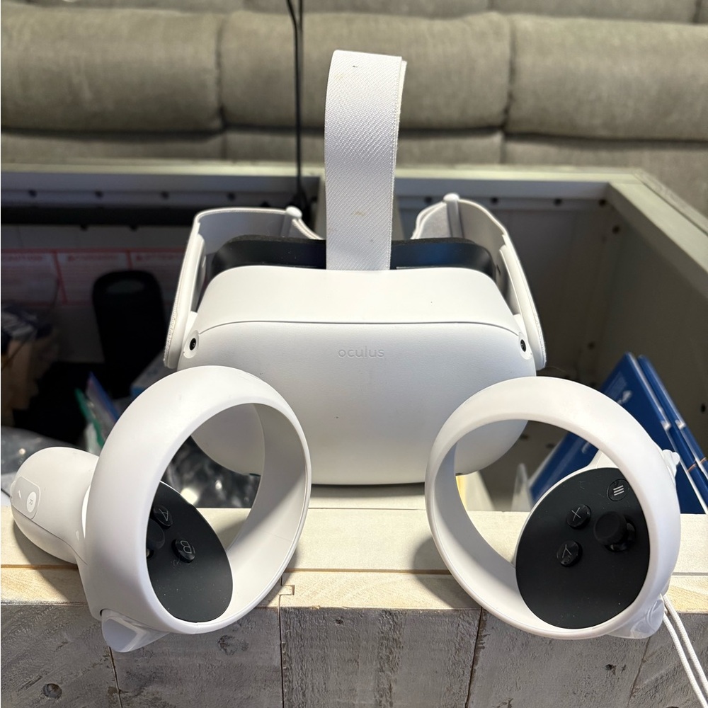 Oculus White VR Headset and Controllers